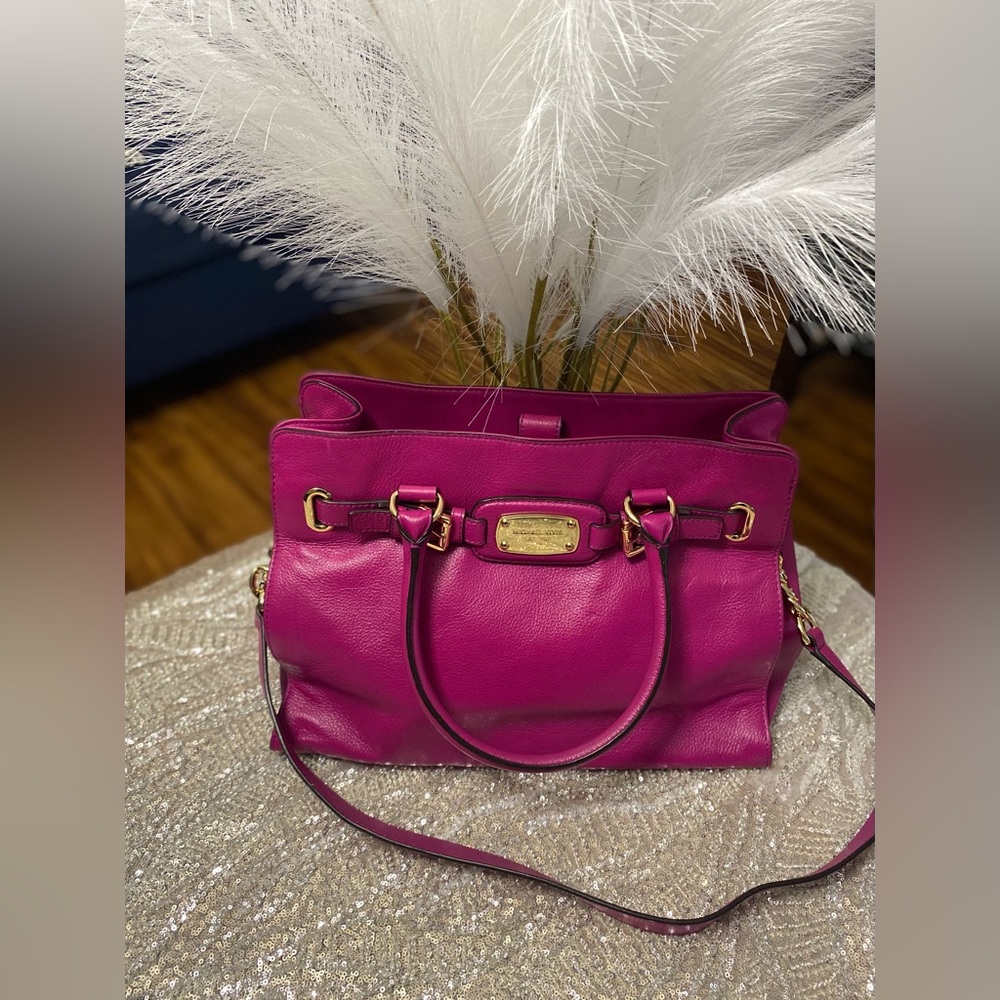 Look at this gorgeous pink Michael Kors crossbody purse 😻